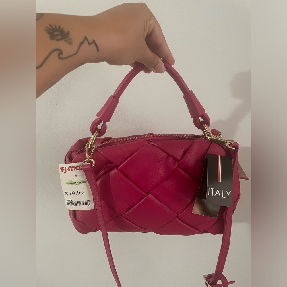 Hot pink woven bag with crossbody strap - new with tags never worn